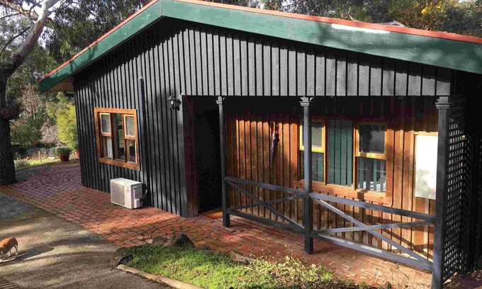 Bellbrae Villa | Bells Estate Bush Garden Cottage (pet friendly)