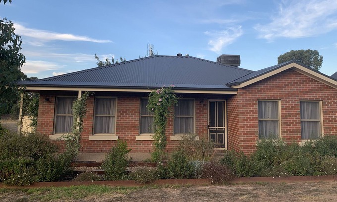 West Bendigo House | Bells HideAway--500m to Bendigo Stadium