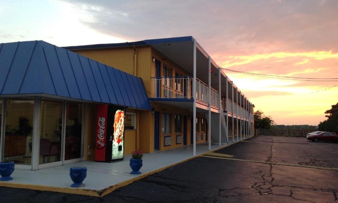 Hampton Hotel | Belmont Inn and Suites