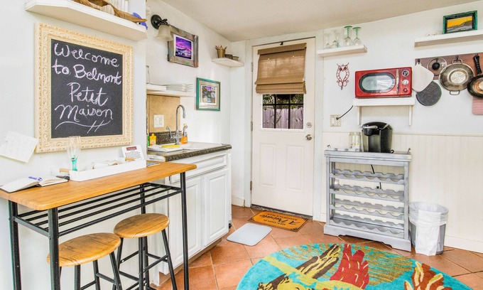 Old East Hill House | Belmont Petite Maison Quaint 1Bed 1 Bath Cottage