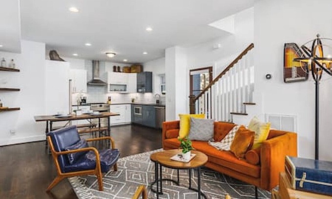 Hillsboro Village House | Belmont Retreat walk to Restaurants, Coffee, 12 South