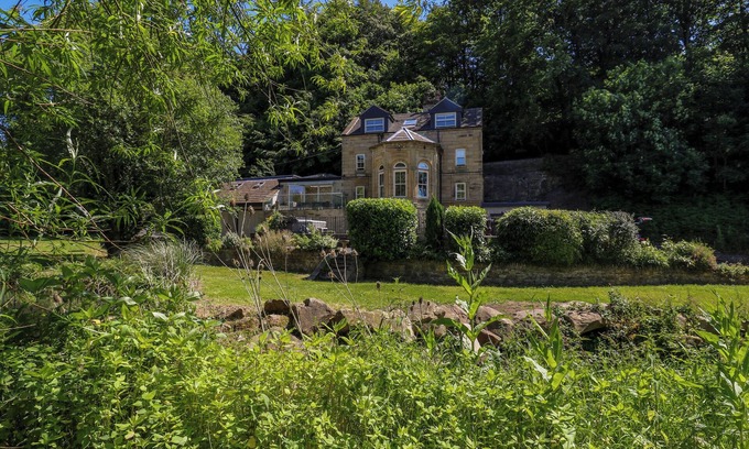 Halifax Cottage | BELVEDERE FARM, pet friendly, with hot tub in Hipperholme