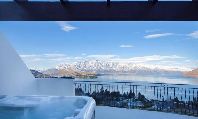 Fernhill House | BELVEDERE-(meaning in Italian PANORAMIC VIEWS) 3 BEDROOM HOUSE IN QUEENSTOWN