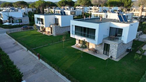 Ishem Villa | BelVilla