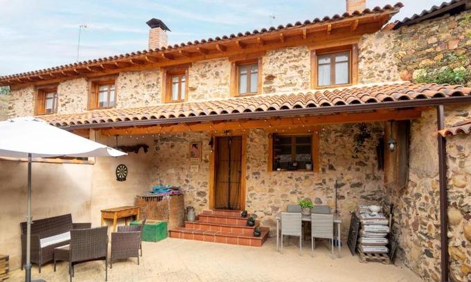 Benllera House | Belvilla by OYO Casa rural Benllera
