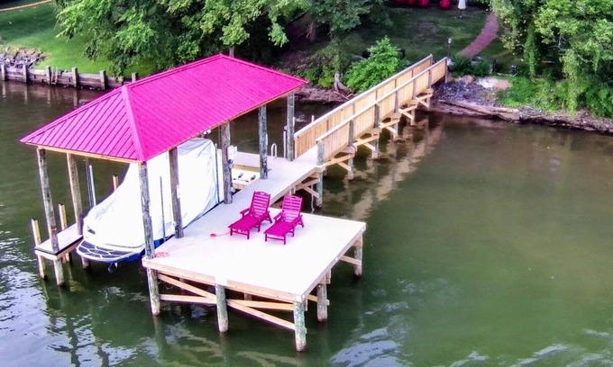 Dixie - Berryhill House | BelVita-Lakefront Zen. Lake Wylie, Near Belmont and Whitewater center. Kayaks