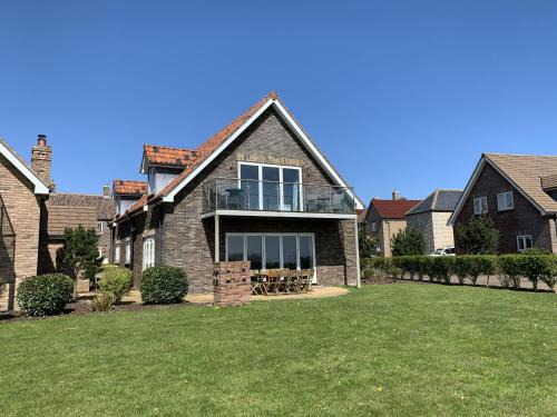 Filey House | Bempton View at The Bay Filey, sleeps 10, and 2 dogs welcome for free too!