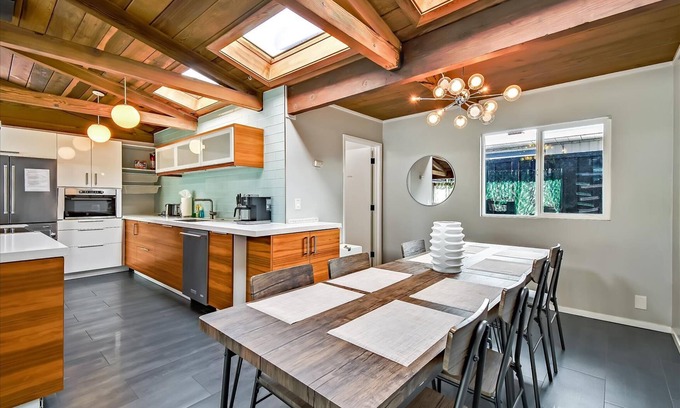 Monta Loma House | BEN-A Modern Comfort Walking Distance to GoogleX