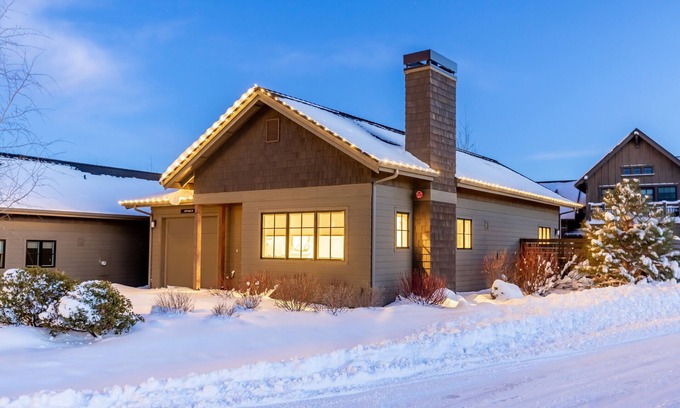 Bend House | Bend FUN ~ Heated resort pool ~ hot tub ~ pocket park ~ concert shuttle