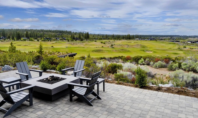 Bend House | Bend Luxury ~ golf/mtn views ~ indoor/outdoor living ~ resort amenities ~ wifi