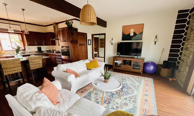 Bend House | Bend Mountain View Guesthouse
