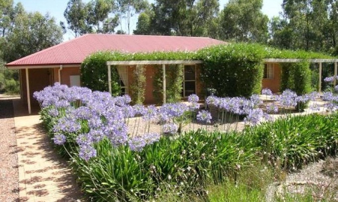 Junortoun House | Bendigo Short Term Accommodation - WiFi, sleeps 8, free breakie