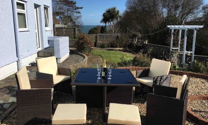 Benllech House | Benllech Sea View bungalow, Dog Friendly sleeps 6
