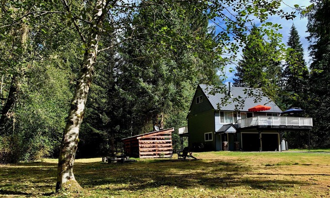 Verlot House | Benson Creek Cottage with Sauna and dogs welcome