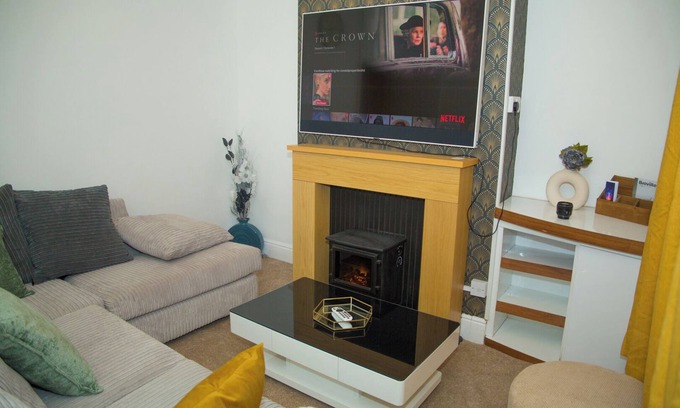 Wolverhampton House | Bentley Bridge Wolverhampton 3 Bedrooms House - Perfect for short or Long stay