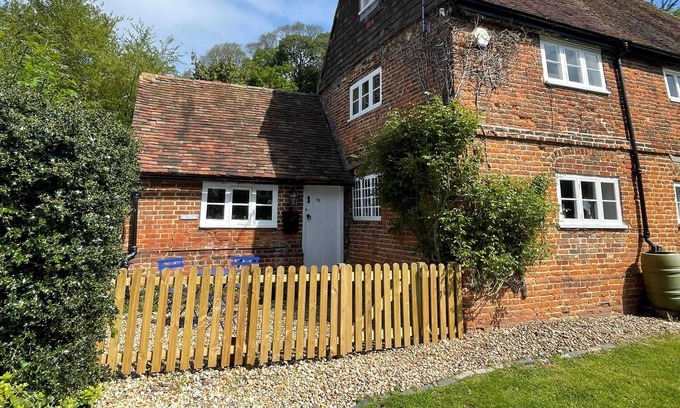 Westbere House | Bere Cottage- secluded cottage near Canterbury