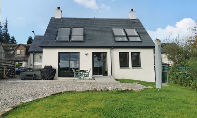 Tomintoul Cottage | BERG COTTAGE, pet friendly, character holiday cottage in Tomintoul