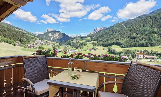 Funes Apartment | 'Bergblick - Apartment Fichte' with Mountain View