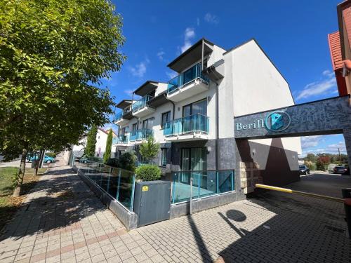 Sarvar Apartment | Berill Crystal Apartman