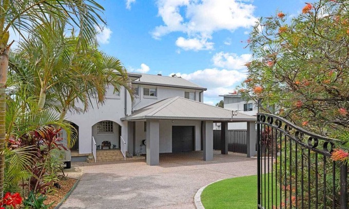 Berkeley Vale House | Berkeley Waterfront: Boater’s & Family’s Paradise