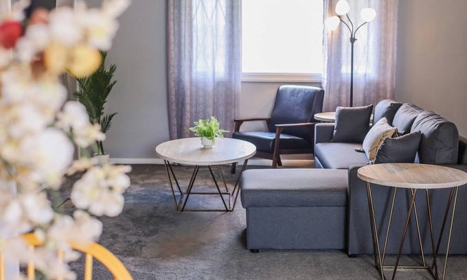Kokomo House | Berkely Bungalow in Lovely Neighborhood