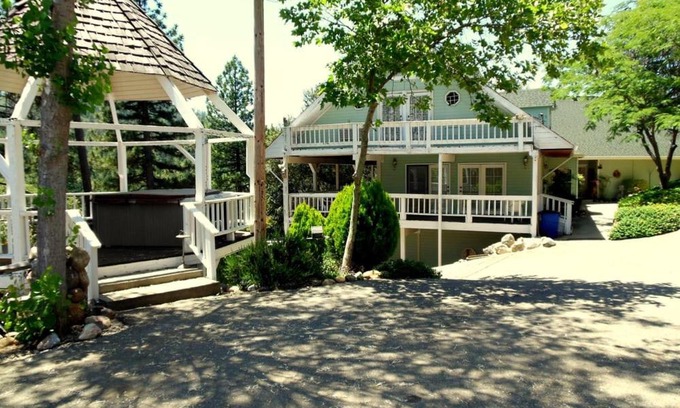 Groveland Bed & Breakfast | Berkshire Inn
