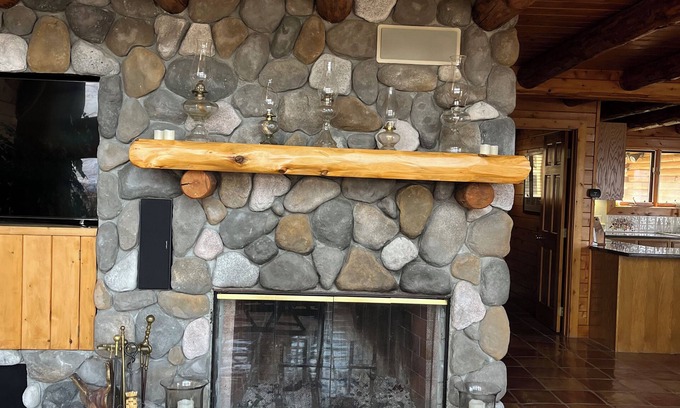 Taconic House | BERKSHIRE MOUNTAIN LAKEFRONT LOG HOUSE FAMILY RETREAT
