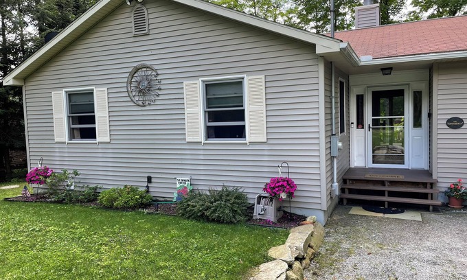 Sherwood Forest House | Berkshires Lakefront Gem. Cozy home w/hiking, swimming & all things cultural!n