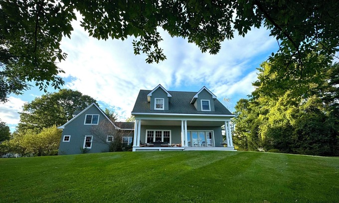 Great Barrington House | Berkshires Retreat with Fall Foliage, Views & Cozy Fireplace Near Town. nn