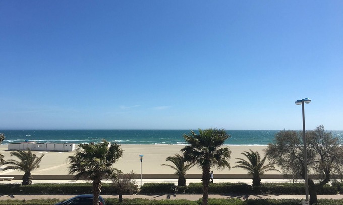 Le Grand Large Apartment | Berlinette T2 F2 crossing 3 faces on the Seafront of Canet Sud. Car park.