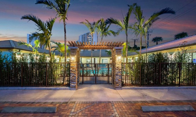 Singer Island Apartment | Bermuda Bungalows #6 🌴🏄‍♀️Quick Walk to Public Beach 🏊🩴Pool/Spa On-Site 🏖️🌅Downtown Singer Island 🌊😎Walk to Restuarants, Bars, Shops 🐬🌞Free On-Site Parking!