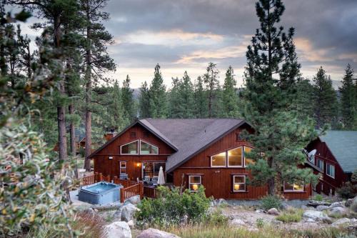 Eagle Mountain Estates House | Bernard by AvantStay Luxurious Cabin in Big Bear w Hot Tub Pool Table