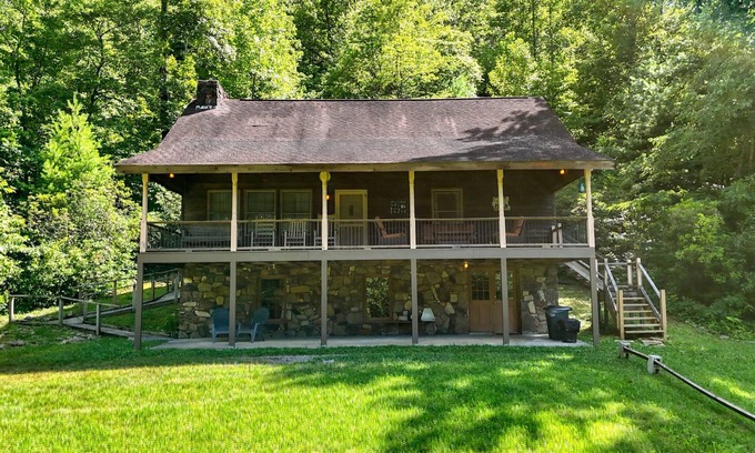 Young Harris Cabin | Berrey Patch-Creek Front-Firepit- Pet Friendly