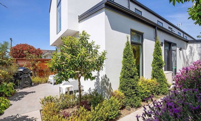 Edgeware House | Berry Delight - Christchurch Holiday Home