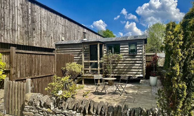 Foolow Cottage | Bertie's Retreat - sleeps 2 guests in 1 bedroom