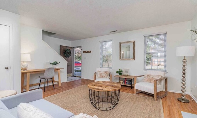 Columbia House | Beside hospital & interstate!