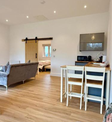 Bishop's Stortford House | Bespoke 1 Bedroom Barn by Stansted Airport & Holiday Parking