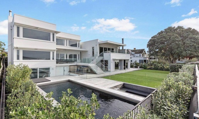 Devonport House | Bespoke Stays - Coastal Luxury at Cheltenham Beach