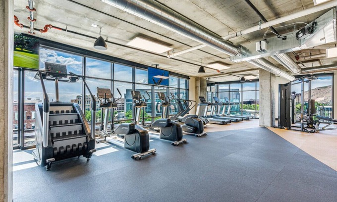 Rio Grande Apartment | Best Amenities Pool/Htub/Gym/Pking Downtown Views!