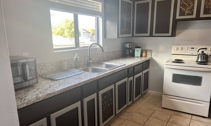 Sunrise Manor House | Best Choice - 6 miles to Fremont - 9 miles to Strip
