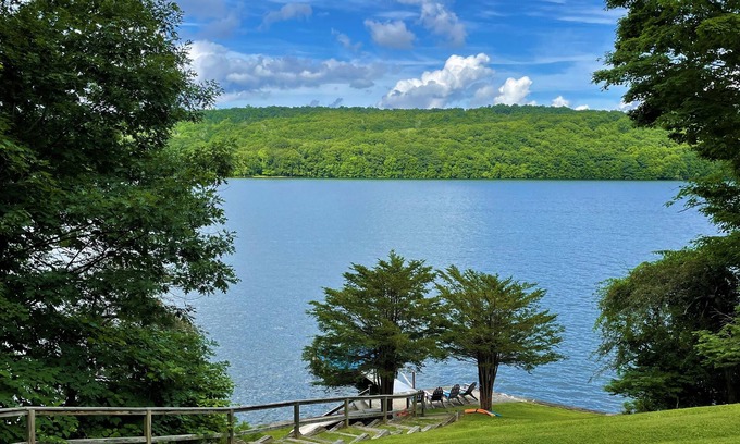 New Fairfield House | Best Direct Lakefront Location on Candlewood