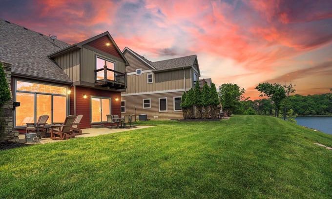 Lampe Cabin | Best Family Friendly Getaway! Luxury Lakefront Villa Dock, Pools, Free Resort Amenities