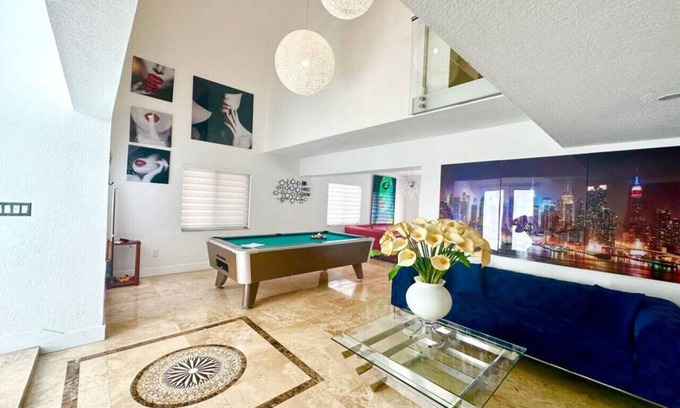 Kendall West House | BEST House in MIAMI - Pool, Fashion, Central