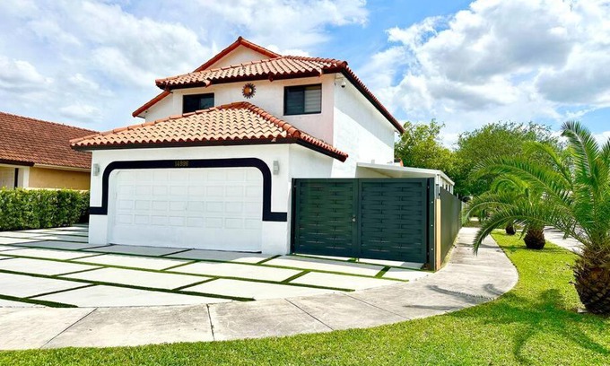 Kendall West House | *BEST House in MIAMI - Pool, Fashion, Central