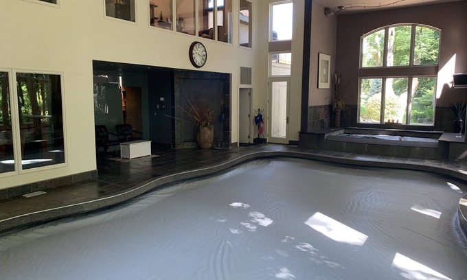 Fond du Lac House | Best House in Wisconsin! Live like a STAR! VRBO Luxury! Huge Bar & Movie Theater