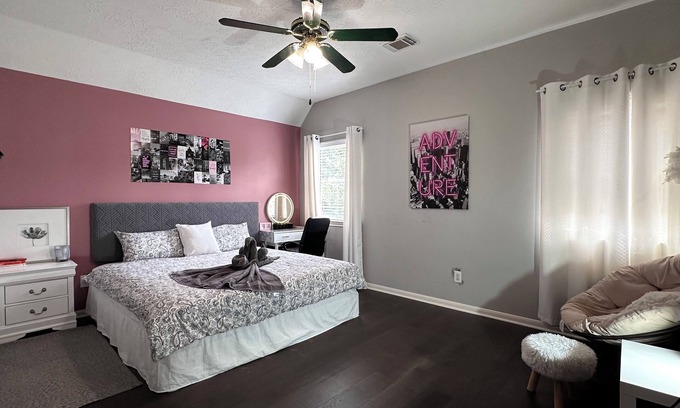 Sugar Land House | Best King Bedroom near Sugarland Center and Houston hotspot/papasan/fridge