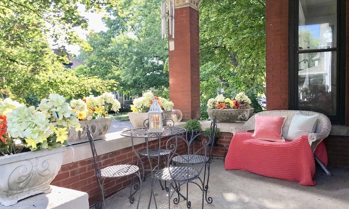 Ravenswood Condo | Best Lincoln Square Location - Spacious 2 bedroom