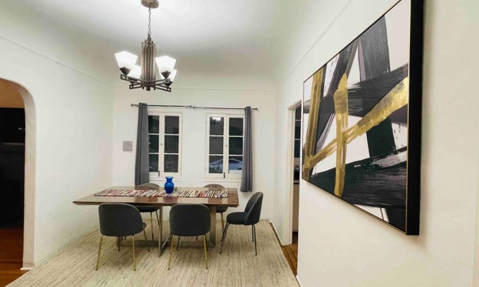 Pico - Robertson Apartment | Best location, Corner, Chic 2-bedroom with WiFi, AC in beautiful Los Angeles