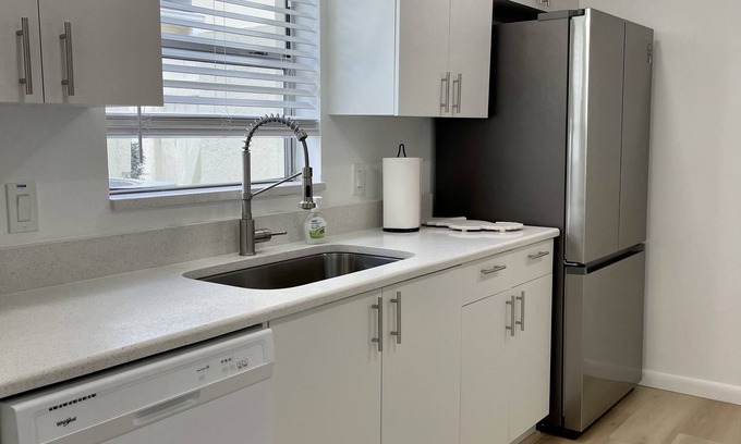 The Villages House | Best location, dog friendly, and gas golf cart included!