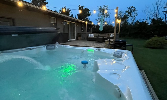 Madison House | Best location in Ohio's wine country! Minutes to all wineries, Spire, & GOTL!